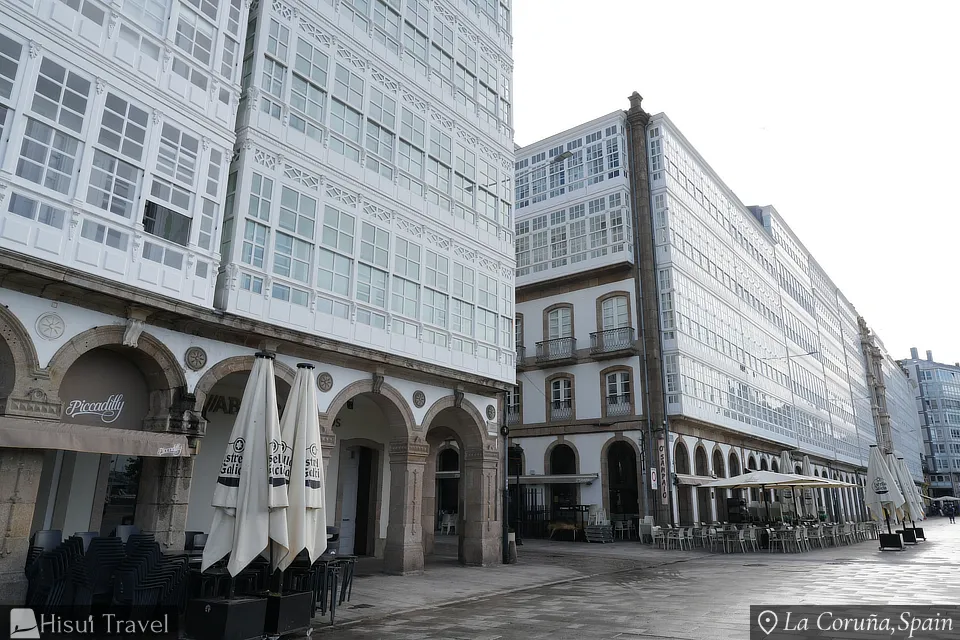 ガラスの反射で白く輝く建物